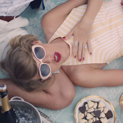 111114-taylor-swift-blank-space-embed-10-480