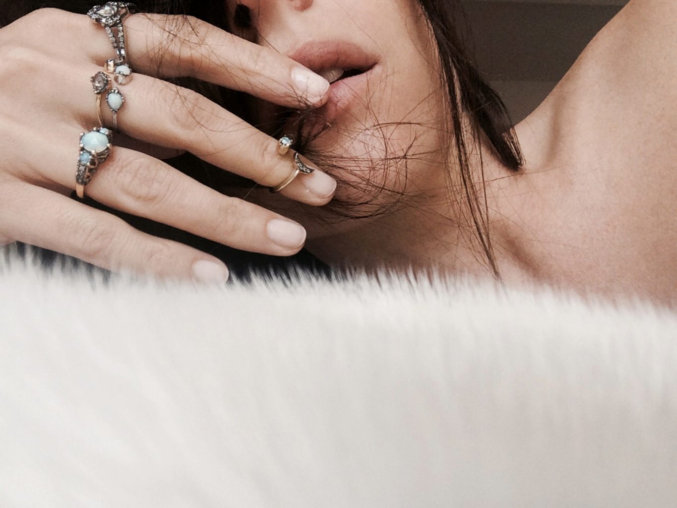 JULIA RESTOIN ROITFELD TAKES A SELFIE FOR MANIAMANIA